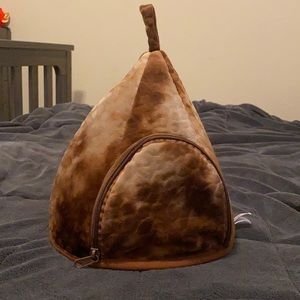 Dinosaur volcano house